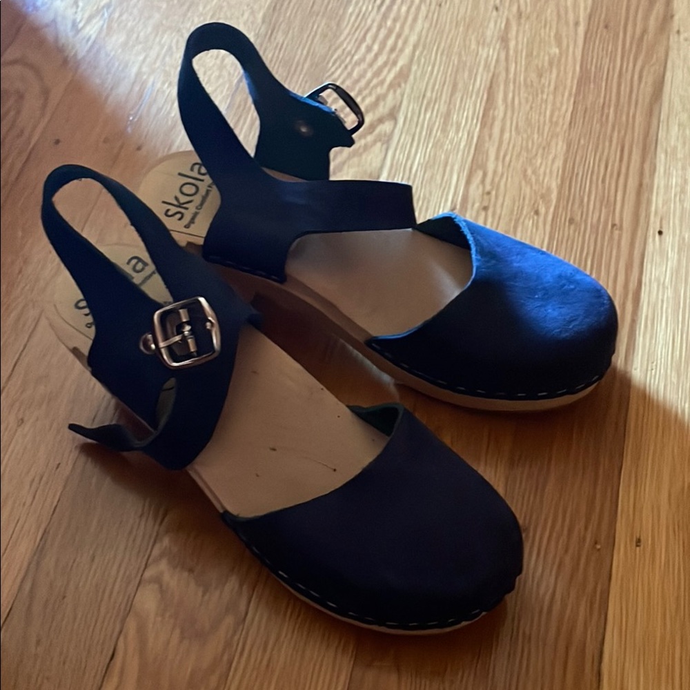 Skola Organic Susannah Women's Navy Heeled Wood Clogs-like new